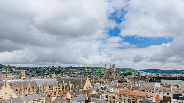 Panoramik sokakları ve mimari, Rouen, Fransa, Saint-Ouen Abbey kilisesi mesafe ile tarihi şehir merkezinde