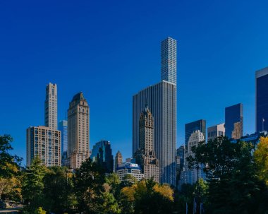 Binalar ve gökdelenler, ağaçlar, Central Park, New York City, ABD görüntülendi yukarıda Manhattan şehir merkezinin görünümü