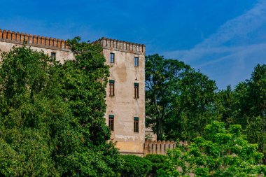 Castello del Catajo, ağaçların altında mavi gökyüzü, Padua, İtalya arasında Venedikli bir patrici sınıfından ev dış