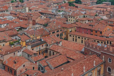 Ortaçağ evleri ve Mimarlık Verona, İtalya'nın tarihi merkezinde havadan görünümü