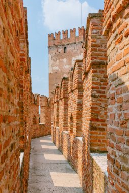 Castelvecchio'yu Müzesi, Verona, İtalya Ortaçağ Kalesi duvarların üzerine yol görünümünü