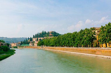 Adige Nehri ve Castel San Pietro görünümünü üstünde tepe, Verona, İtalya