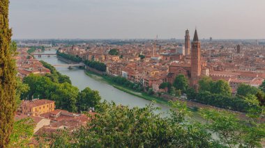 Verona, İtalya ' nın tarihi merkezi çan kulesi Santa Anastasia Kilisesi ve Lamberti kule tarafından Adige Nehri'nin havadan görünümü