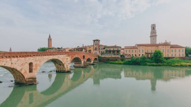 Ponte Pietra görünümünü çan kulesi Verona Katedrali, Verona, İtalya ile Adige Nehri üzerinde