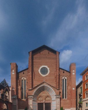 Görünüm Santa Anastasia Kilisesi cephe ve ön girişin altında mavi gökyüzü, Verona, İtalya