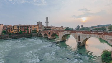 Ponte Pietra görünümünü çan kulesi Verona Katedrali, Verona, İtalya ile Adige Nehri üzerinde