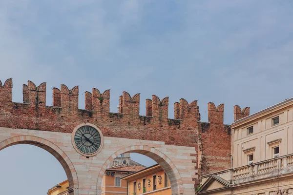 Vista Antigua Puerta Ciudad Con Reloj Verona Italia — Foto de Stock