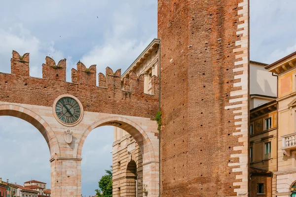 ヴェローナ イタリアの時計と古代都市ゲートのビュー — ストック写真