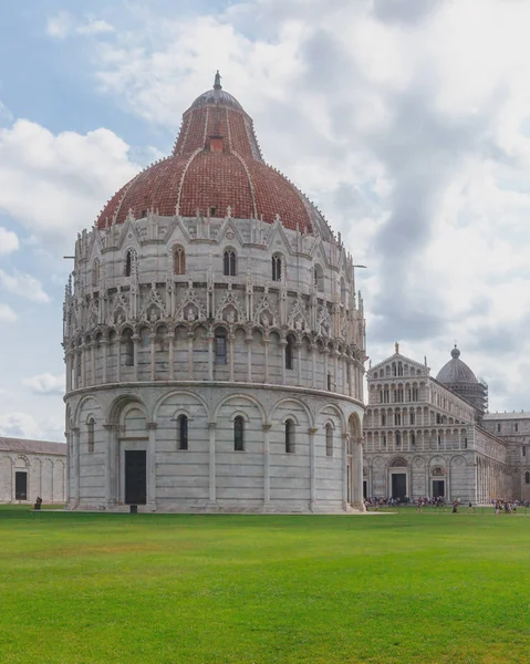 Vista Pisa Baptisterio Catedral Sobre Césped Plaza Catedral Pisa Italia — Foto de Stock