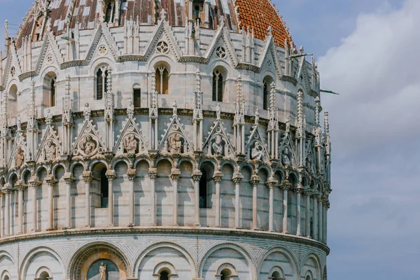 Vista Cerca Del Baptisterio Pisa Bajo Cielo Las Nubes Plaza — Foto de Stock