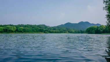 Sakin su ve Maojiabu alanında, Hangzhou, Çin Batı Gölü çevreleyen tepeler görünümü
