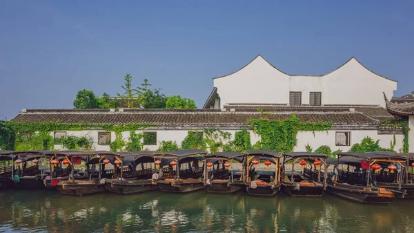 在中国西塘老城 船停靠在中国传统房屋旁 — 图库照片