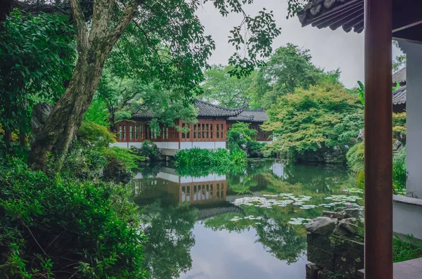 中国杭州西湖の近くの中国式庭園では 水の反射の池で伝統的な中国の家 — ストック写真