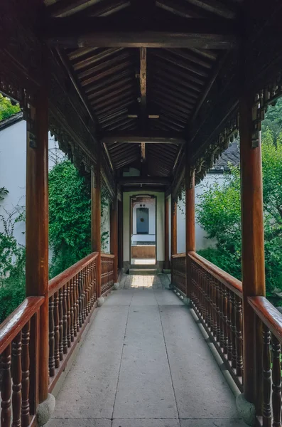 Jalan Setapak Tertutup Menuju Sebuah Pintu Sebuah Taman Tradisional Cina — Stok Foto