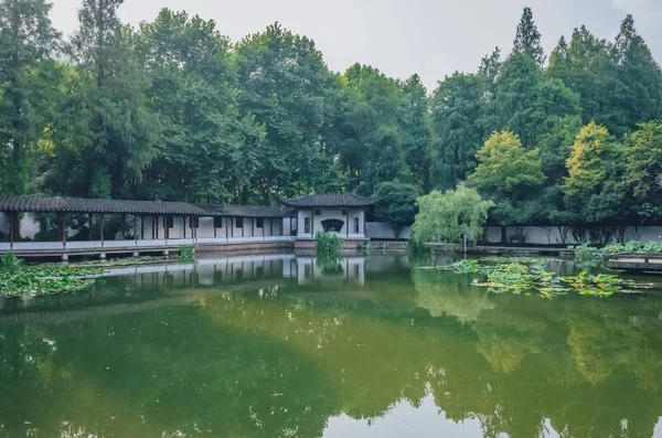 Traditioneel Chinese Huis Door Vijver Met Weerspiegeling Het Water Een — Stockfoto