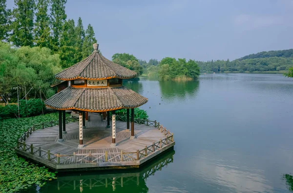 Batı Gölü, Hangzhou, Çin için su üzerinde geleneksel Çin Pavyonu