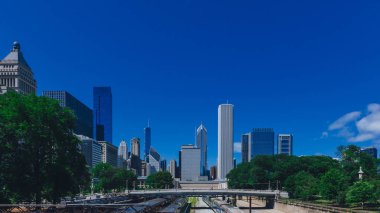 Şehrin manzarası Chicago, ABD ile tren köprüden izler