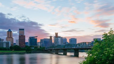Hawthorne köprüden Willamette Nehri manzarası şehir Portland, ABD ile görünüm gün batımında