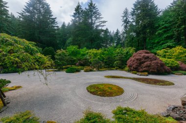 Portland Japonca Garden, Portland, ABD ağaçları arasında kum Bahçesi görünümünü