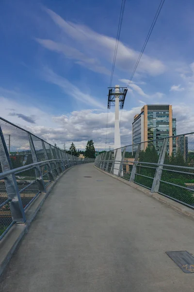 Blick Auf Fußweg Und Seilbahnturm Unter Blauem Himmel Portland Usa — Stockfoto