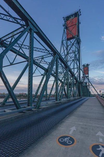 Willamette Nehri Üzerinde Hawthorne Köprü Görünümünü Günbatımı Onun Dikey Asansörleri — Stok fotoğraf