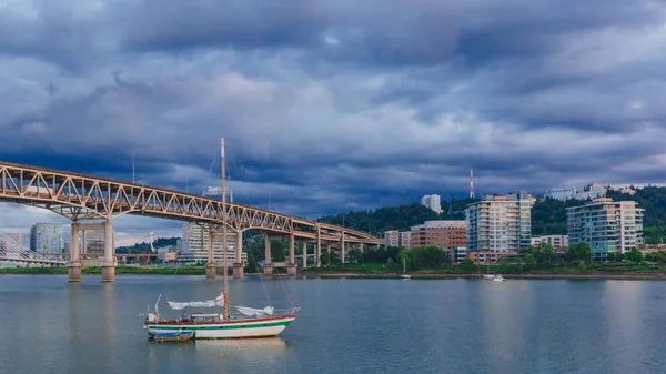 Pohled Marquam Mostu Přes Willamette River Čluny Portlandu Usa — Stock fotografie