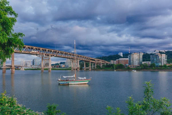 Vista Del Puente Marquam Sobre Río Willamette Con Barcos Portland —  Fotos de Stock