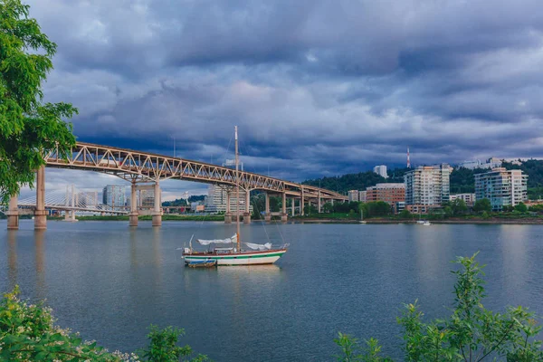 Pohled Marquam Mostu Přes Willamette River Čluny Portlandu Usa — Stock fotografie