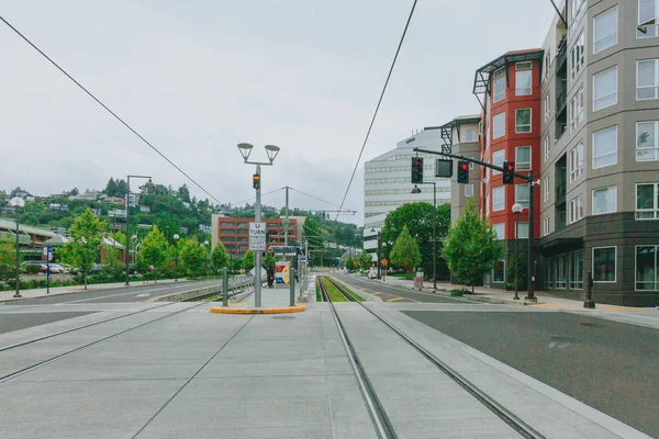 Blick Auf Straßenbahngleise Und Gebäude Der Innenstadt Von Portland Usa — Stockfoto