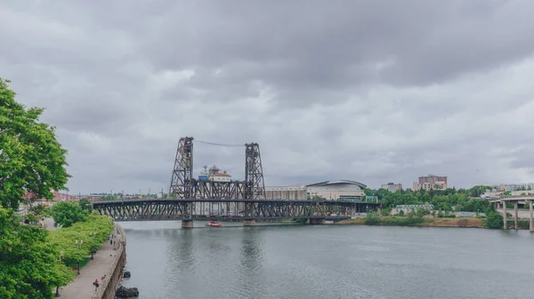 Willamette Nehri Üzerinde Çelik Köprü Görünümünü Şehir Portland Abd — Stok fotoğraf