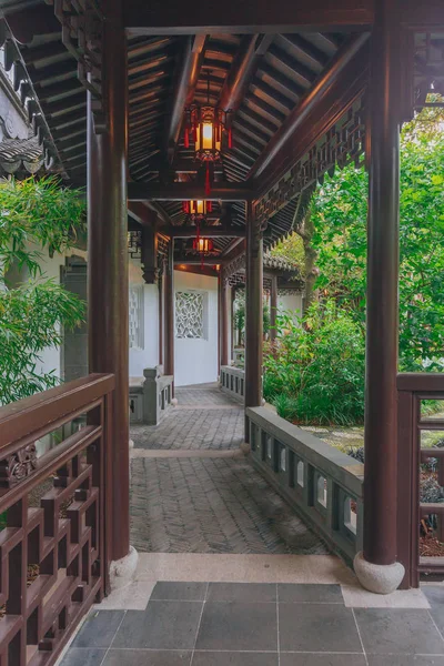 Lan Su Çin Bahçe, ağaçlarda şehir Portland, ABD arasında kapalı yol görünümünü