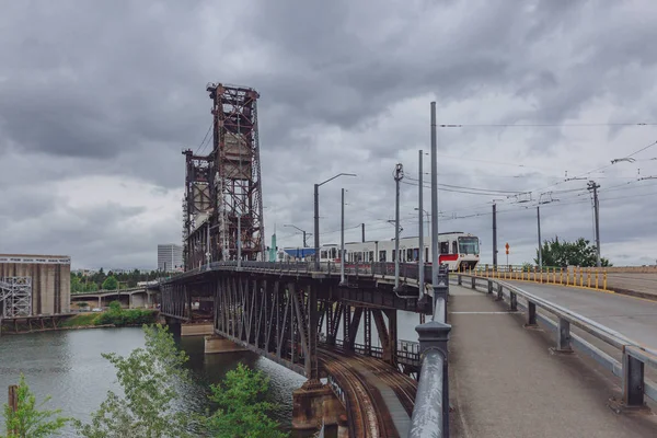 Tramvay Şehir Portland Abd Ile Willamette Nehri Üzerinde Çelik Köprü — Stok fotoğraf