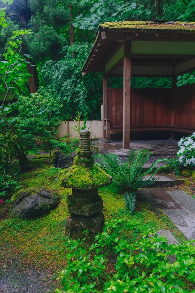 塔の装飾やポートランド日本庭園 ポートランド アメリカ合衆国で木 々の間家のビュー — ストック写真