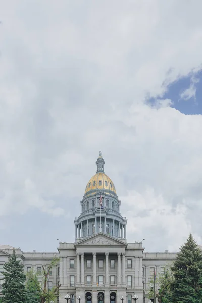 Vista Del Capitolio Estatal Colorado Bajo Las Nubes Cielo Centro —  Fotos de Stock