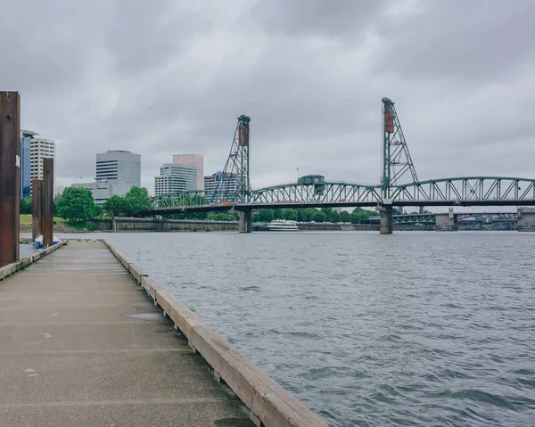 Willamette Nehri Üzerinde Hawthorne Köprü Görünümünü Şehir Portland Abd — Stok fotoğraf