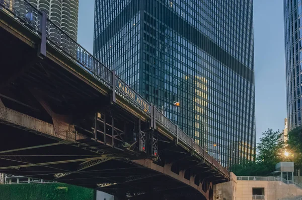 ウォバシュ アベニューの橋とダウンタウン シカゴ アメリカ合衆国で近代的な建物の表示 — ストック写真