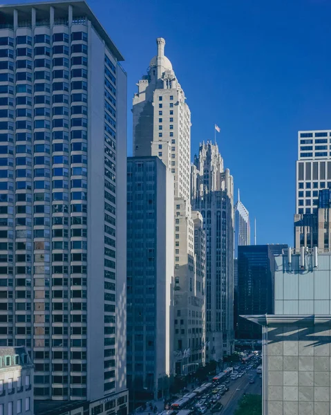 建物やバス 自動車 アメリカ シカゴのダウンタウンの通りに高層ビルの眺め — ストック写真