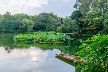 Ağaçlar, tekne, Çin Pavyonu ve Batı Gölü, Hangzhou, Çin yakın su yansımalar, yatay görünümünü