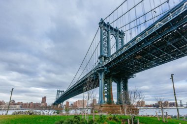 Manhattan siluetinin Brooklyn'li Manhattan Köprüsü ile Doğu Nehri, New York City, Amerika Birleşik Devletleri üzerinden görüntülendi?