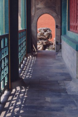 Kaya..... yasak şehir manzarasına sahip kemerli bir kapı Bejing, Çin önde gelen kapalı yol