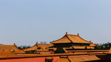 Geleneksel Çin mimarisi ile sarı kiremit, Yasak Şehir, Pekin, Çin için mavi gökyüzü altında görünümü