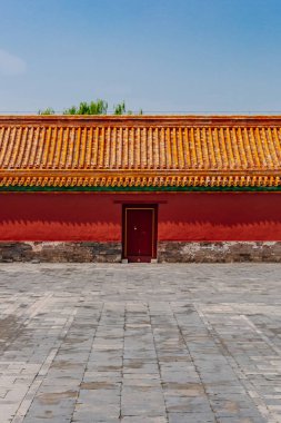 Geleneksel Çin kırmızı duvar ve Pekin, Çin için yasak şehir içinde kapalı kapı ile sarı kiremit görünümü