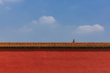 Geleneksel Çin mimarisi ile kırmızı duvar ve sarı kiremit, Yasak Şehir, Pekin, Çin için mavi gökyüzü altında görünümü