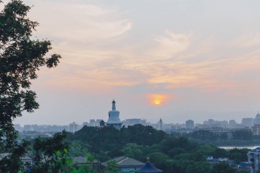 Beyaz Pagoda Beihai Park karşı günbatımı, görünümünü Jingshan Parkı, Pekin, Çin için her bakıldığında