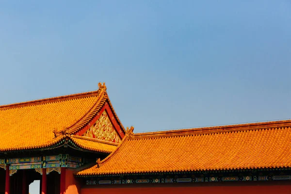 中国传统建筑的看法与黄色屋顶瓦片 在紫禁城 蓝天下 在北京 — 图库照片