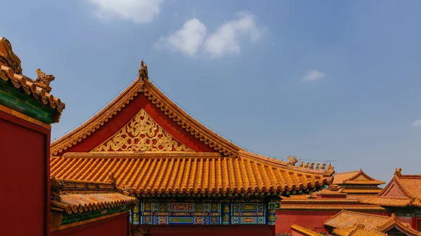 Geleneksel Çin mimarisi ile sarı kiremit, Yasak Şehir, Pekin, Çin için mavi gökyüzü altında görünümü