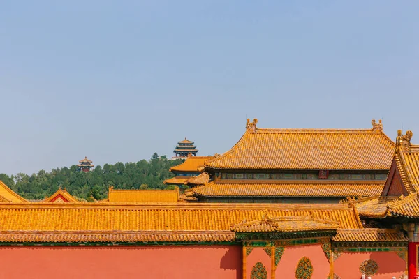 紫禁城中国传统红墙和黄屋顶瓦片景观 在北京景山公园顶上有展馆 — 图库照片