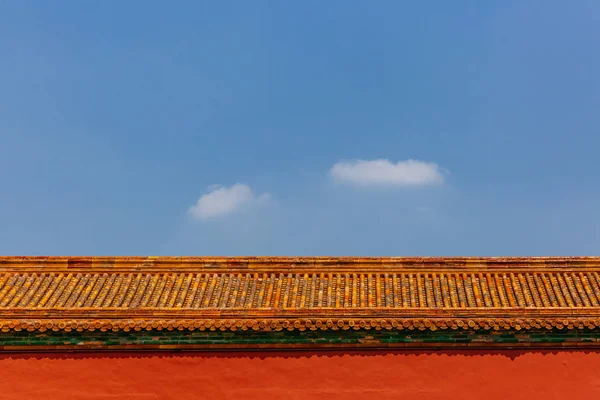 中国传统建筑的看法 红色的墙壁和黄色的屋顶瓦片 在紫禁城 蓝天下 在北京 — 图库照片