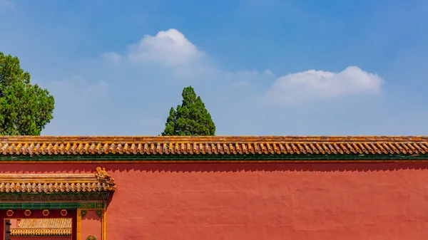 Geleneksel Çin mimarisi ile kırmızı duvar ve sarı kiremit, Yasak Şehir, Pekin, Çin için mavi gökyüzü altında görünümü