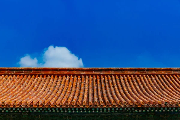 中国传统建筑的看法与黄色屋顶瓦片 在紫禁城 蓝天下 在北京 — 图库照片